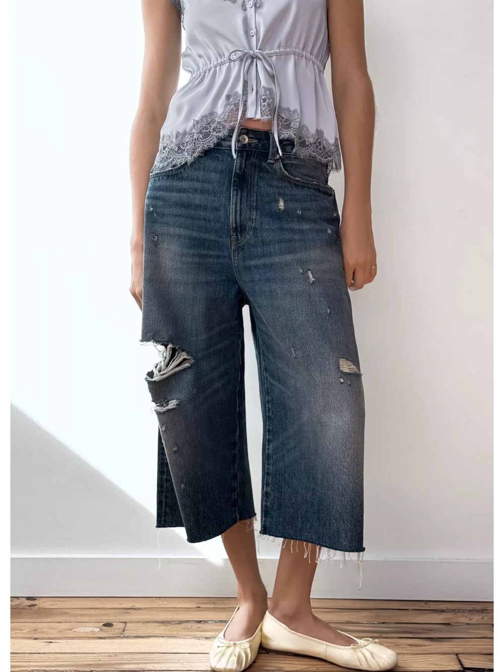 Zara MID-RISE RIPPED DENIM
JORTS TRF